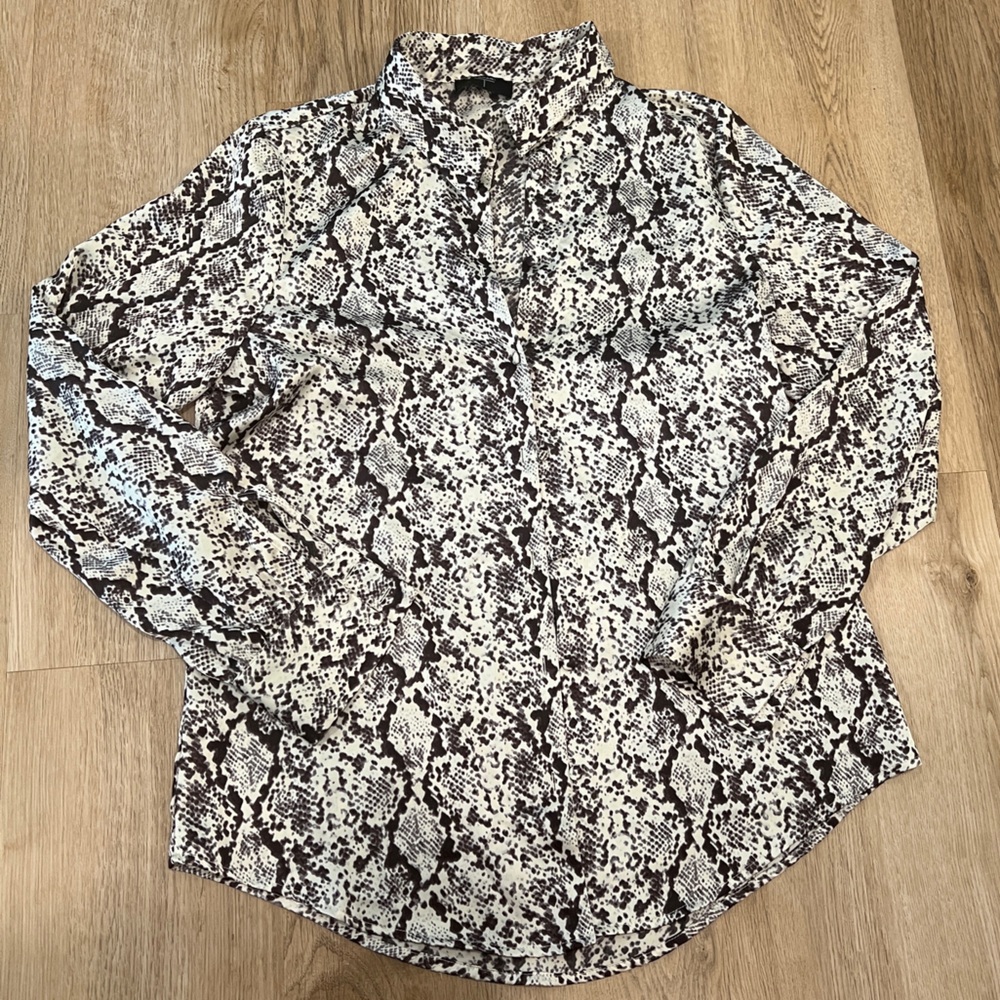 TAHARI SNAKE PRINT SILKY BUTTON UP LONGSLEEVE